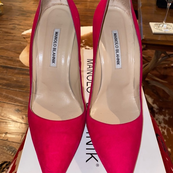 Manolo Blahnik fuchsia pink suede 4 inch heel pumps. Size 40. - Picture 3 of 6